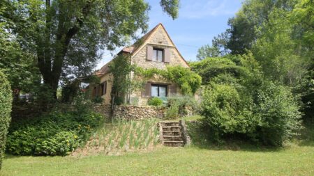 Maison et sa dépendance à vendre - en pierre - avec piscine et calme - façade coté jardin - ref 1501
